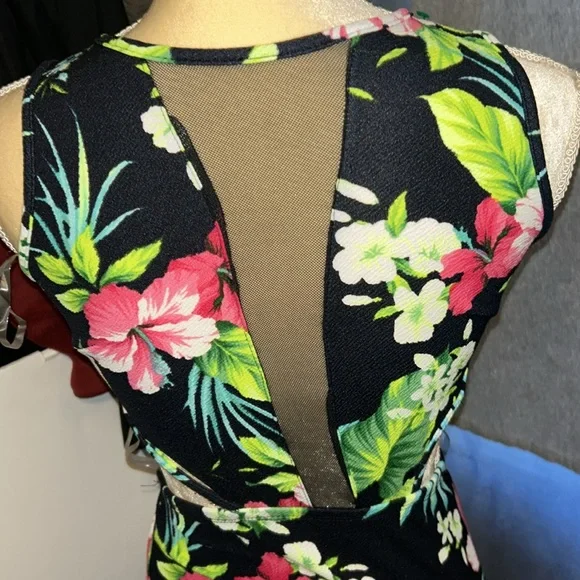 HP 🎊Floral Cutout Dress - Picture 5 of 9